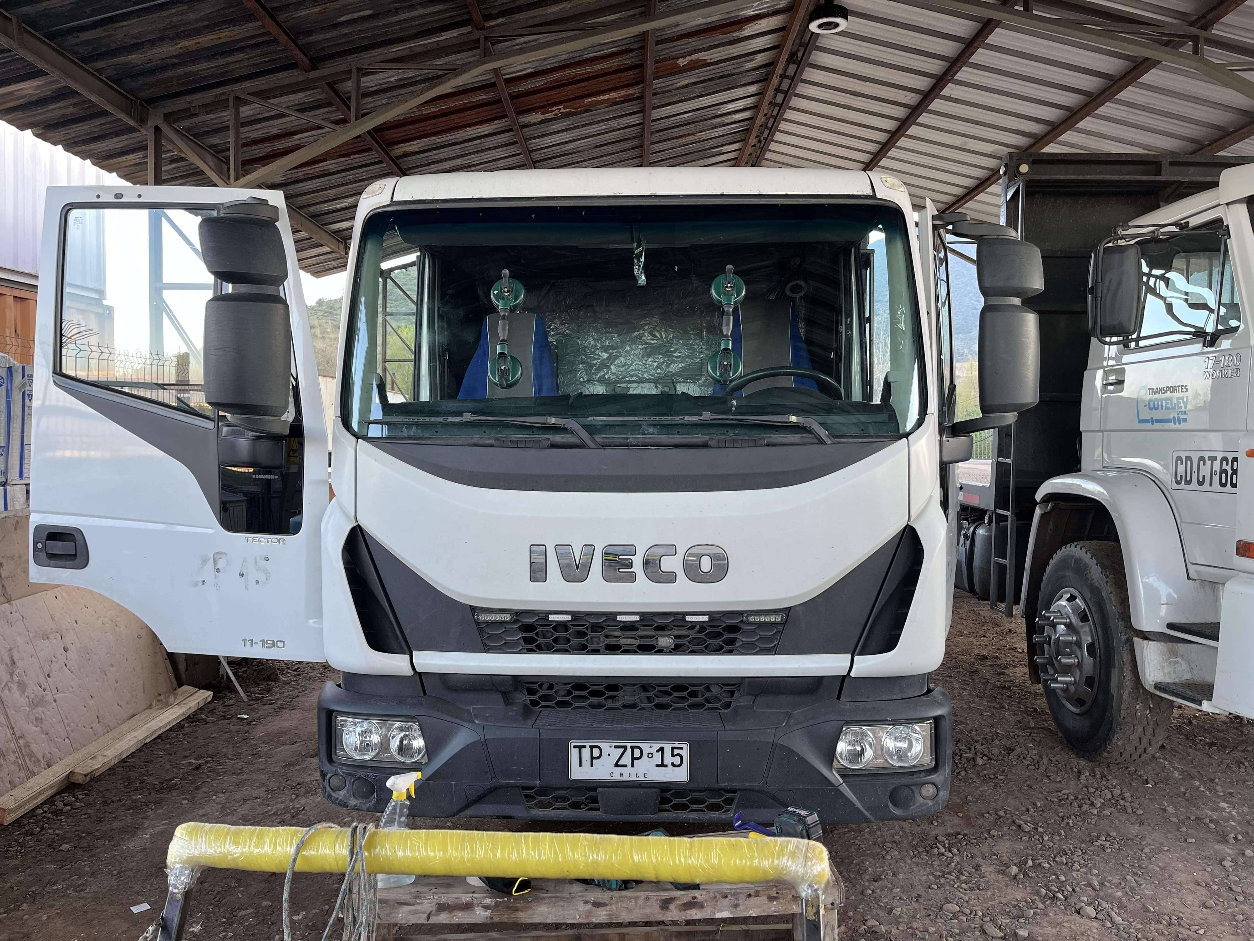 Técnico especialista instalando parabrisas en Santiago de Chile